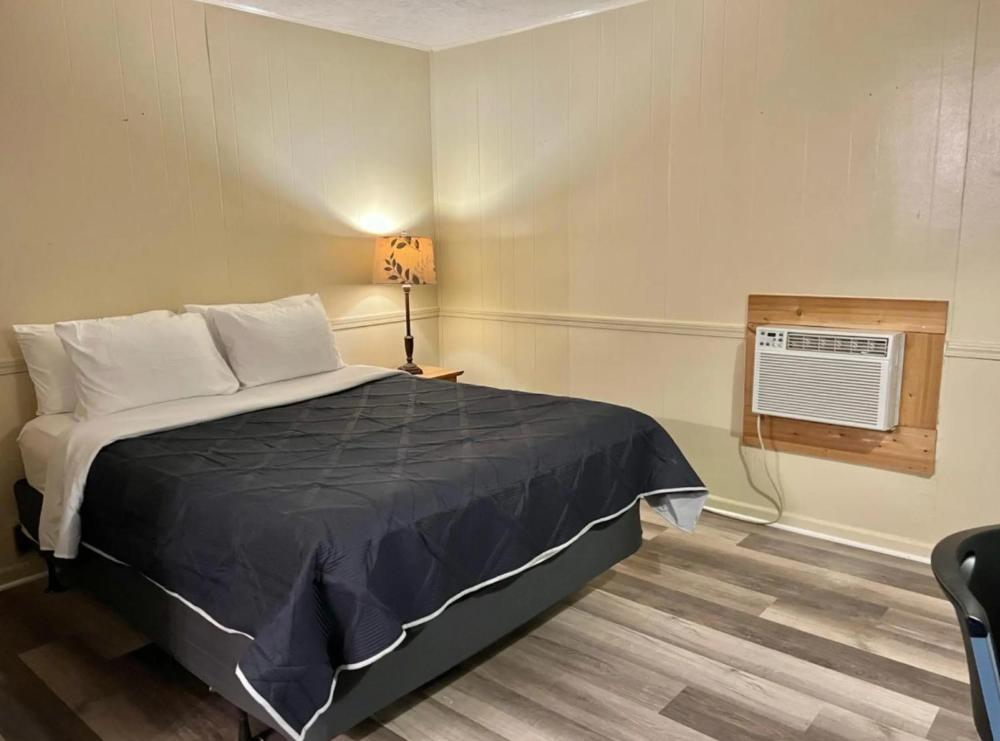 Queen Room interior